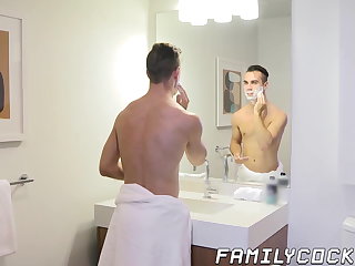 Bez sedla Hung daddy treats stepson with cock during his first shave